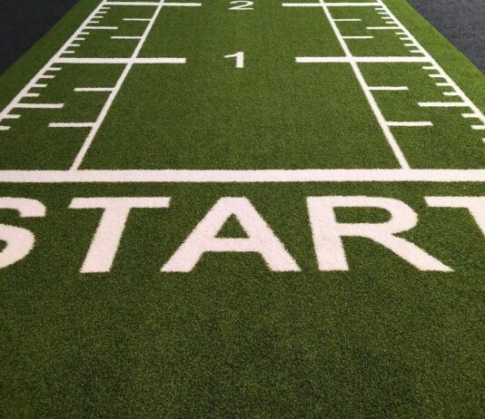 지역 창업생태계 키운다…2026년까지 지역 벤처 모태펀드 1조 공급 a football field with the words start written on it