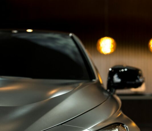 지난달 자동차 수출액 68억 달러…5개월 만에 최고치 경신 silver vehicle during nighttime