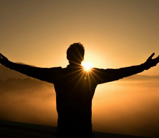 암 예방을 위한 생활 습관 silhouette photo of man on cliff during sunset