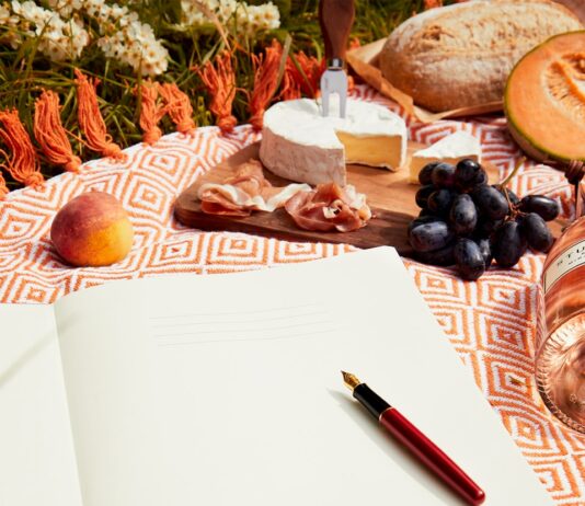 건강한 체중 유지를 위한 전략 black click pen on white printer paper