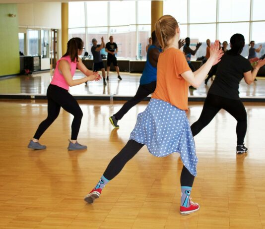 장마철 스트레스 해소를 위한 운동법 women dancing near mirror