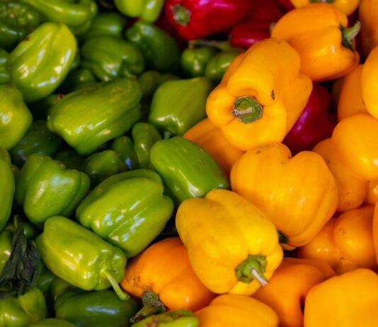여름철 비타민 보충제 추천 a pile of peppers sitting next to each other