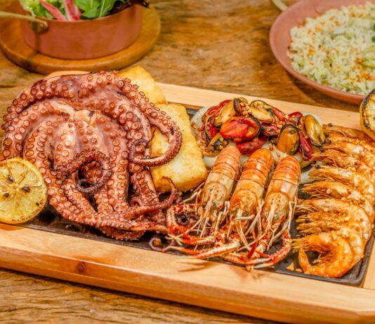 여름철 신선한 해산물 요리법 brown bread on brown wooden tray