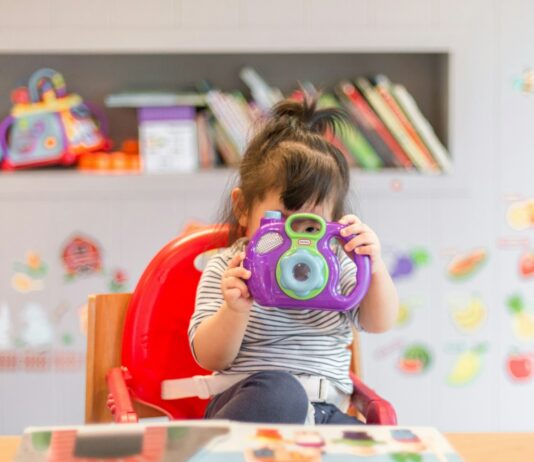 소아진료 지역협력체계 20개 선정…8월 말 시범사업 시행 girl holding purple and green camera toy