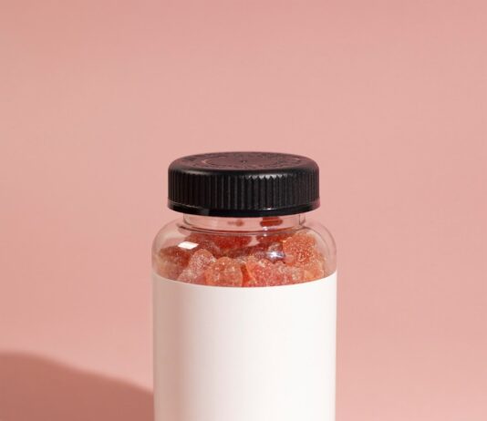 영양소 결핍: 가장 흔한 결핍과 그 예방책 a jar of food