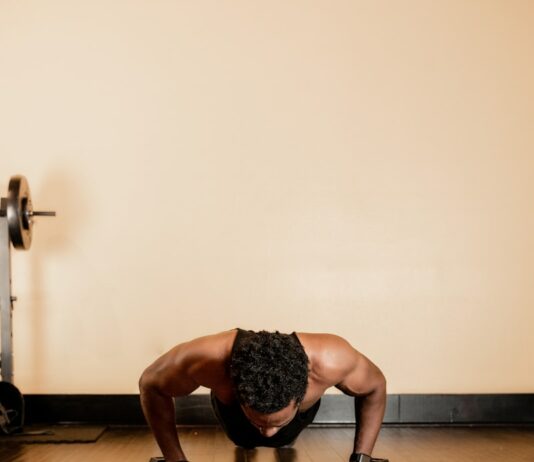 실내에서 할 수 있는 전신 운동 루틴 man in black tank top and black shorts holding black dumbbells