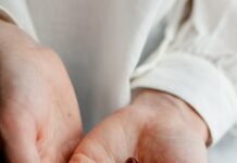 소화 건강: 건강한 장을 위한 팁 person holding brown and black round ornament