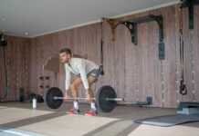 건강하게 살 빼는 법: 다이어트와 운동의 황금 비율 a man lifting a barbell in a gym