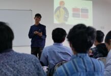 직장에서의 성취를 위한 계획 세우기 a man standing in front of a group of people