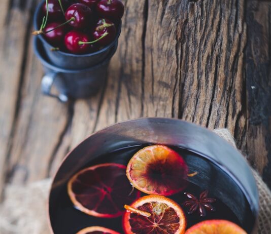 건강한 겨울을 위한 체중 관리 비법 close-up photography of sliced orange fruit on brown cooking pot