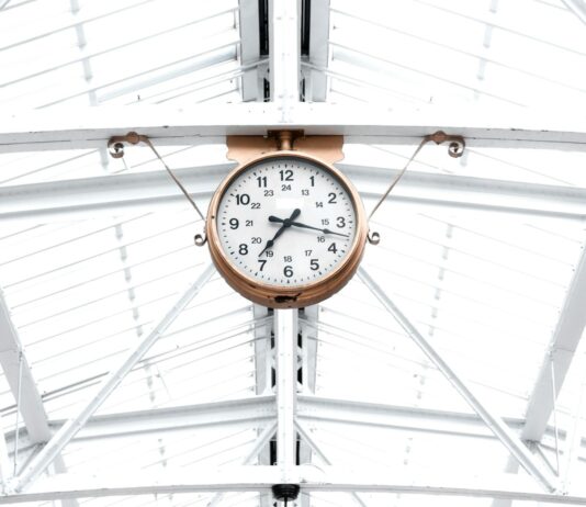 시간 관리의 핵심, ‘우선순위’ 설정하기 round gold and white analog clock reading at 7:10