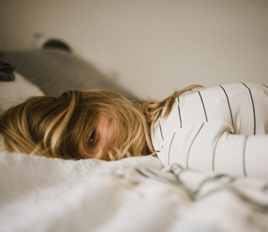 “내가 수면을 잘 못하는 이유, 알고 보니 ‘수면 준비’가 없었다” woman lying on bed