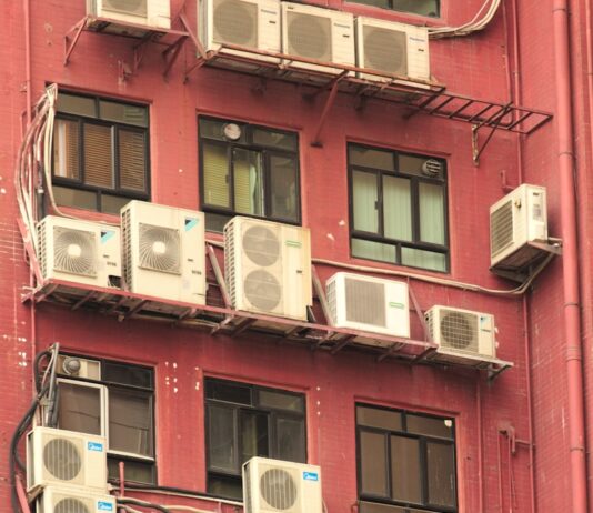 “목이 계속 간질간질하고 기침이 나요”…초여름 실내공기와 호흡기 루틴의 상관관계 white AC condenser units