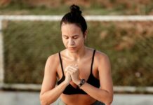 “배에 가스가 자주 차요”… 소화 문제 아닌 복부 근육 약화 신호일 수도 a woman in a sports bra top and shorts