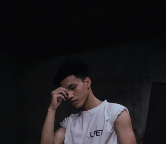 “갑자기 코피가 자주 나요”…초여름 ‘혈관 자극’의 경고 man in white adidas crew neck t-shirt