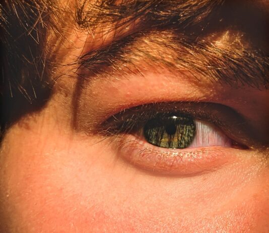 무더운 여름, 피부 건강 지키는 현명한 관리법 persons eye in close up