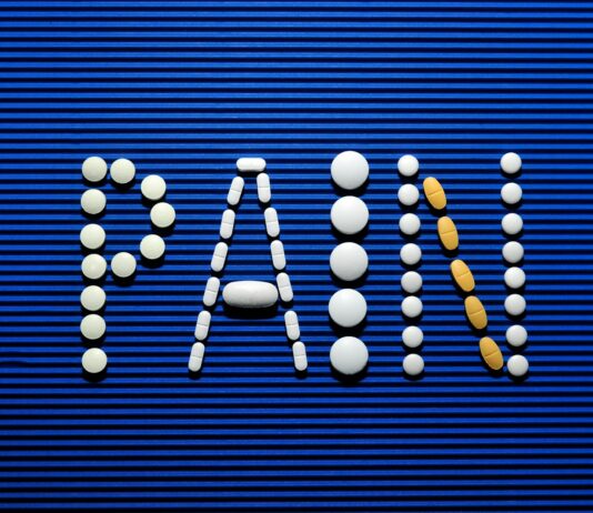 만성 통증, 대체요법으로 관리한다… 비약물적 접근법 주목 The word war spelled out of pills on a blue background