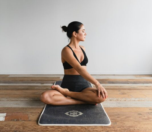 간단한 아침 스트레칭으로 시작하는 건강한 하루! woman performing yoga