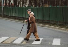 초고령 사회 눈앞… 고가 치료제·의료비 부담 사회적 논의 본격화 man and woman walking on pedestrian line during daytime