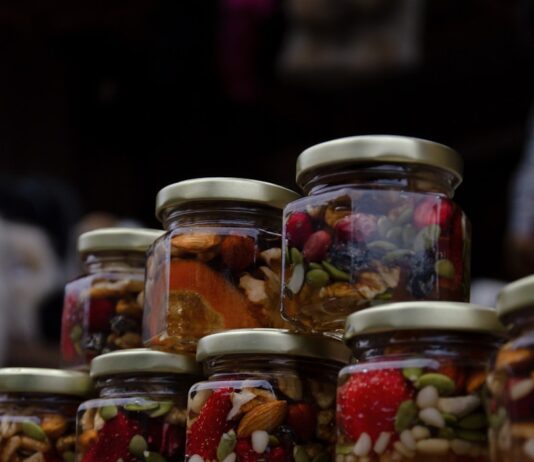 직장인 건강, 작은 습관이 큰 변화를 만든다 a bunch of jars filled with different types of food