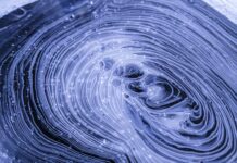 뇌건강, 어떻게 지킬까? 생활 속 작은 습관이 뇌를 지킨다 a close up of a water droplet with a blue background