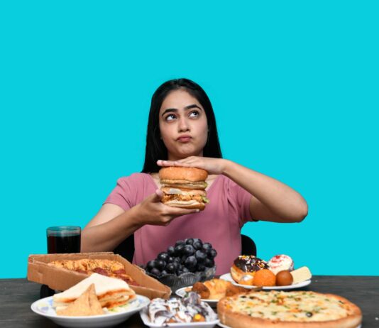 “먹어도 배고픈 이유?” — 스트레스성 폭식의 뇌 과학 a woman holding a burger