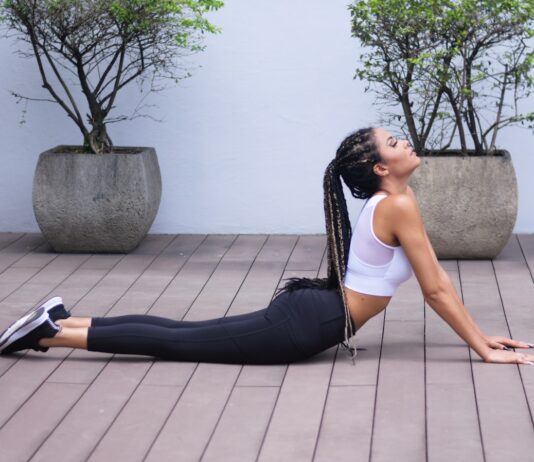 여성 건강관리, 일상 속 작은 변화에서 시작하세요 woman in white sports bra and black leggings doing yoga