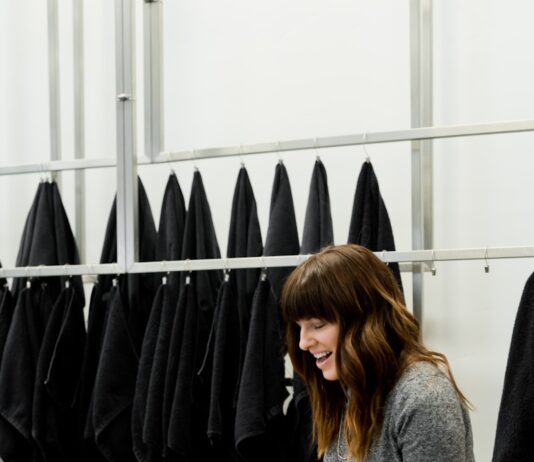 일상에서 건강한 모발 가꾸기, 당신도 실천할 수 있습니다 woman in gray sweater holding white clothes hanger