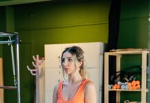 밸런스 챌린지: 흔들리는 몸을 바로잡는 ‘신체 센서’를 깨워라 Woman practices lunges with a ball in a pilates studio.