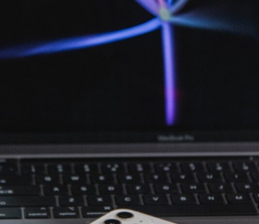 디지털 시대, 건강하게 스크린과 거리 두기…작은 변화가 만든 큰 차이 white iphone 4 on macbook pro