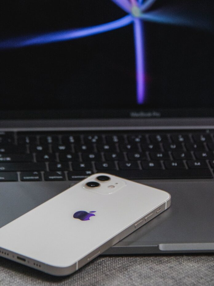 white iphone 4 on macbook pro