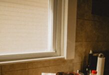 “아침 루틴이 바꾼 하루, 건강 트렌드로 떠오른 ‘슬로우 모닝’ 실천법” a coffee pot sitting on top of a scale