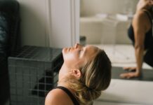 허리 통증의 진범을 찾아서: 고관절과 장요근의 비밀 a woman lying on the floor