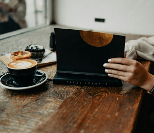 스마트한 수면 혁명, 건강한 하루를 만드는 새로운 습관 a woman sitting at a table using a laptop computer