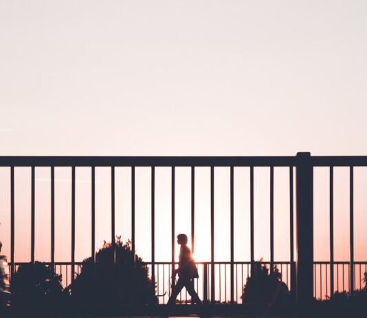 “걷기의 힘, 일상 속에서 건강 지키는 가장 손쉬운 비결” silhouette of person walking on roadside during sunset
