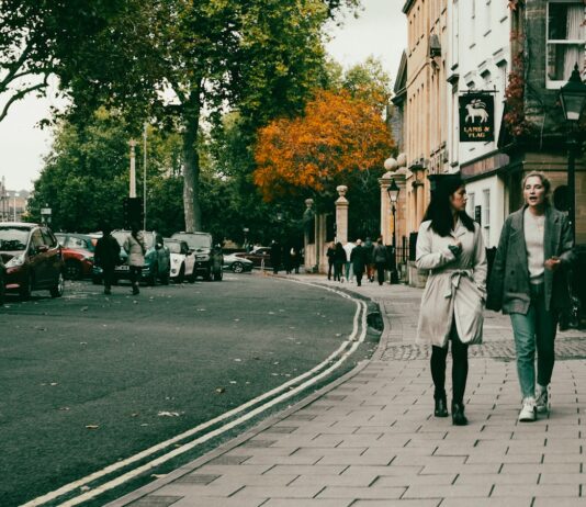 “일상 속 작은 변화, 직장인 건강을 지킨다” a couple of people walking down a street