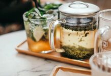 일상 속 대체요법, 건강 트렌드로 자리잡다 clear glass mug on tray
