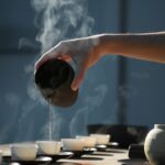 내 삶에 스며드는 대체요법, 일상 속에서 건강 챙기기 person pouring hot water on white cup
