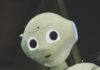 인공지능 시대, 뇌건강 챙기기—스마트 디지털 습관과 식단이 해답된다 white robot toy holding black tablet