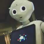 인공지능 시대, 뇌건강 챙기기—스마트 디지털 습관과 식단이 해답된다 white robot toy holding black tablet