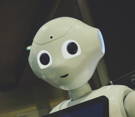인공지능 시대, 뇌건강 챙기기—스마트 디지털 습관과 식단이 해답된다 white robot toy holding black tablet