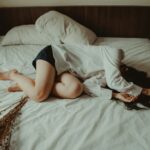 계속되는 피로감, ‘만성피로’ 극복 위한 생활 속 작은 변화가 열쇠 woman lying on bed
