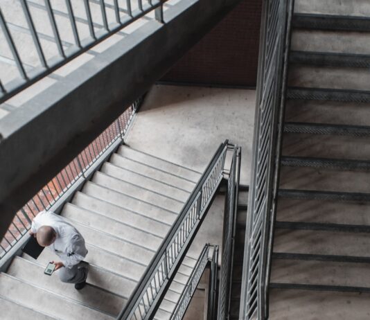 MZ세대부터 시니어까지… ‘슬기로운 걷기 습관’이 만드는 건강한 일상 man walking upstairs