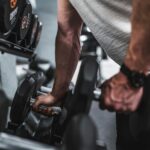 “잠깐 동안의 운동, 건강의 큰 변화: 마이크로 워크아웃의 매력” person in gray shirt holding black dumbbell
