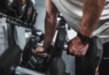 “잠깐 동안의 운동, 건강의 큰 변화: 마이크로 워크아웃의 매력” person in gray shirt holding black dumbbell