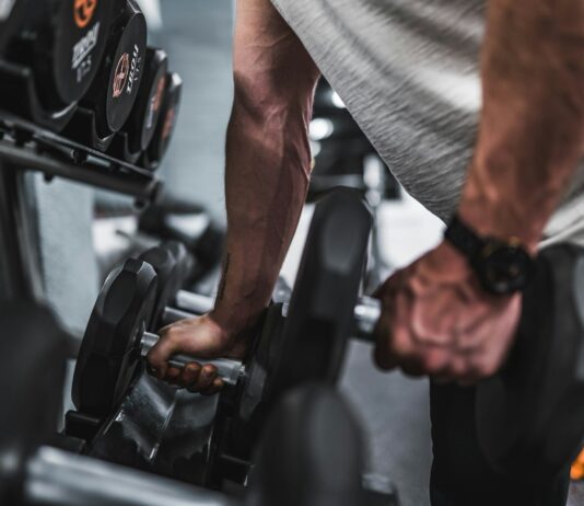“잠깐 동안의 운동, 건강의 큰 변화: 마이크로 워크아웃의 매력” person in gray shirt holding black dumbbell